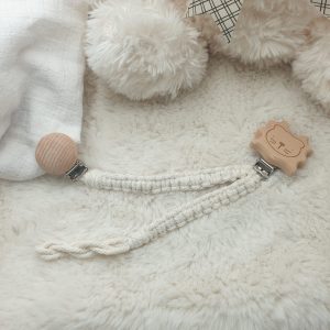 photo d'un attache doudou et sucou universel avec des attaches lion et rond en vue courbé