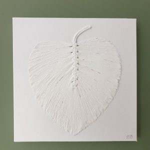 photo d'un tableau d'une feuille en macramé
