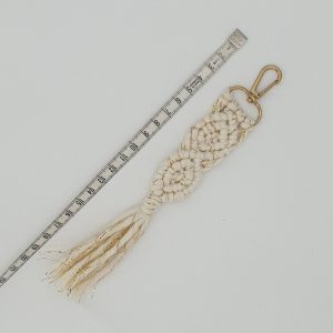 Porte clé en macramé blanc et doré