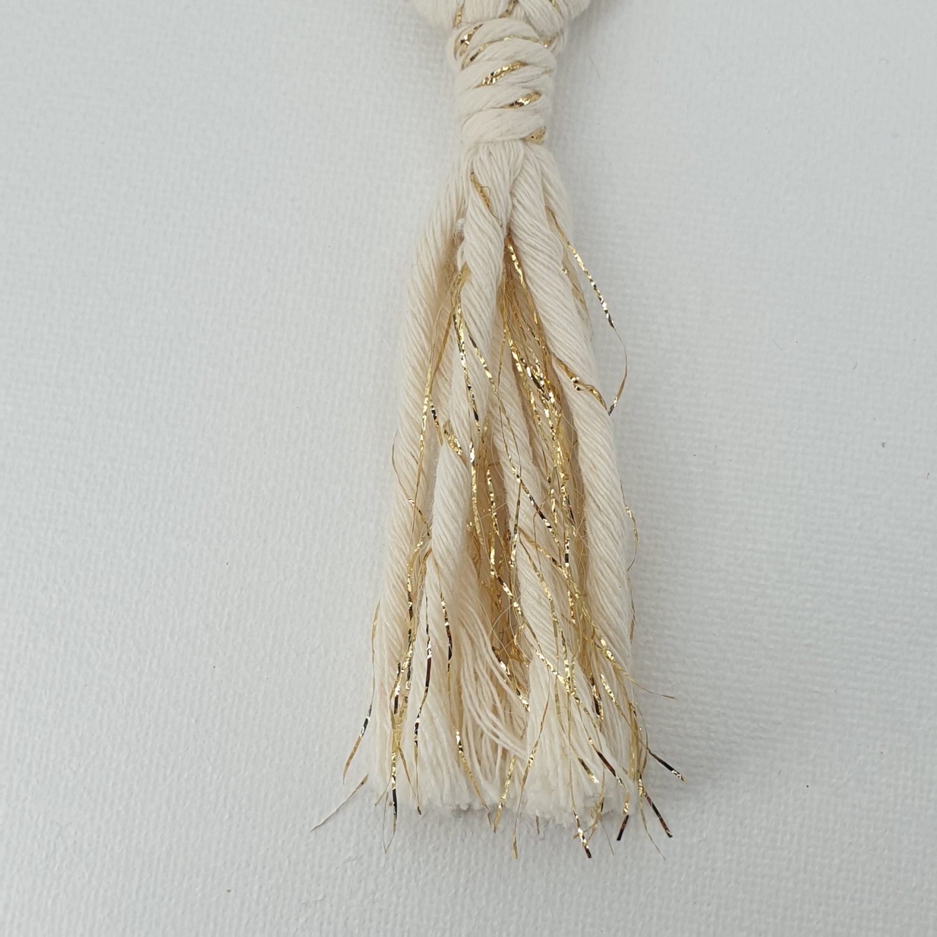 Frange du porte clé en macramé blanc et doré