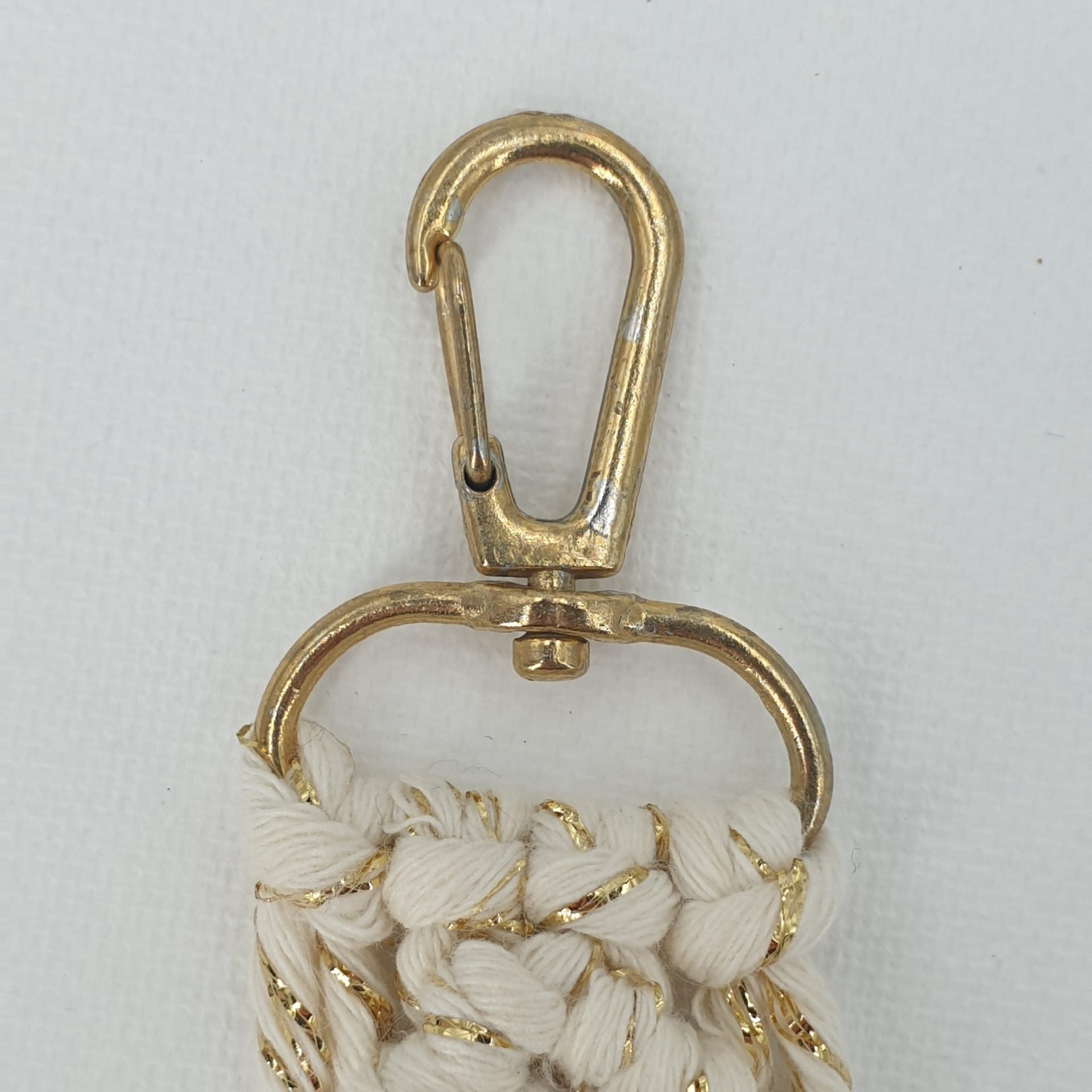 Mousqueton du porte clé en macramé blanc et doré côté recto