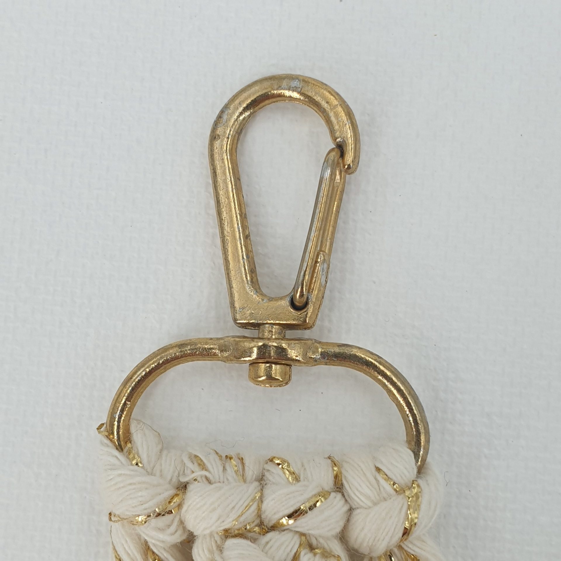 Mousqueton du porte clé en macramé blanc et doré côté verso